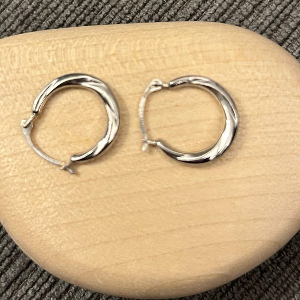 Fred Meyer Jewelers Small Hoop Earrings in 14k White Gold